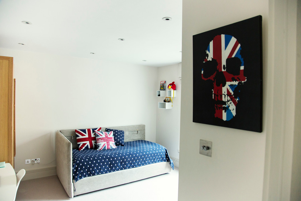 Mittelgroßes Klassisches Schlafzimmer mit weißer Wandfarbe und Teppichboden in London