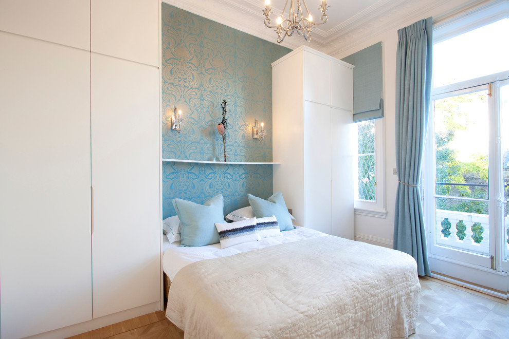 Inspiration för ett minimalistiskt sovrum, med blå väggar