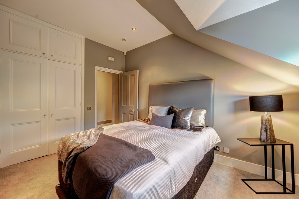 Источник вдохновения для домашнего уюта: большая хозяйская спальня в стиле модернизм с разноцветными стенами и ковровым покрытием без камина