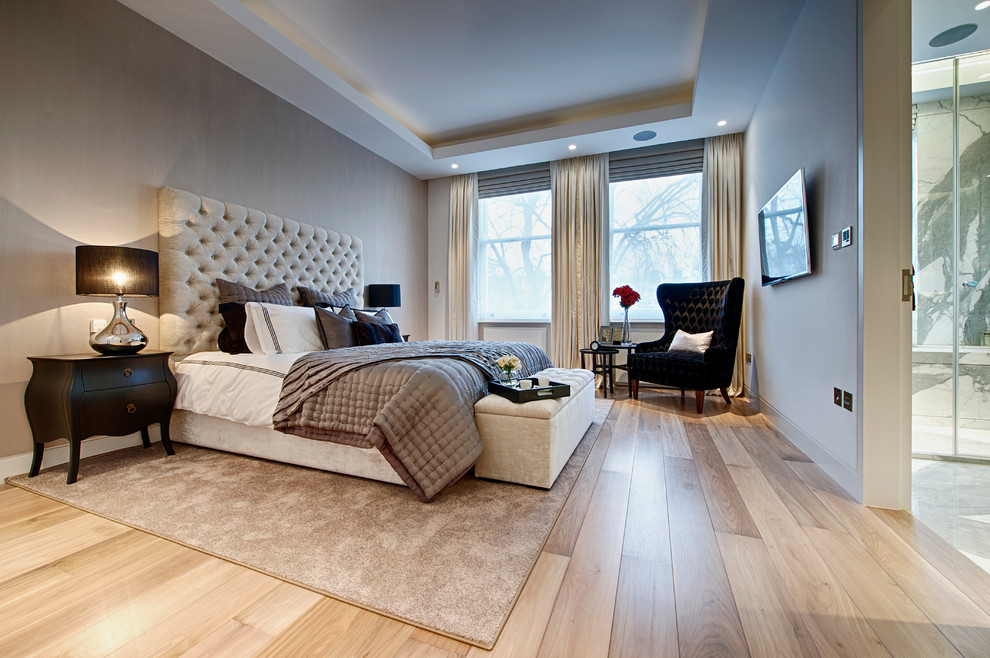 Idee per una camera da letto design di medie dimensioni con pavimento beige