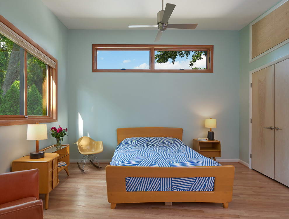 Cette image montre une chambre d'amis vintage de taille moyenne avec un mur vert, parquet clair et aucune cheminée.