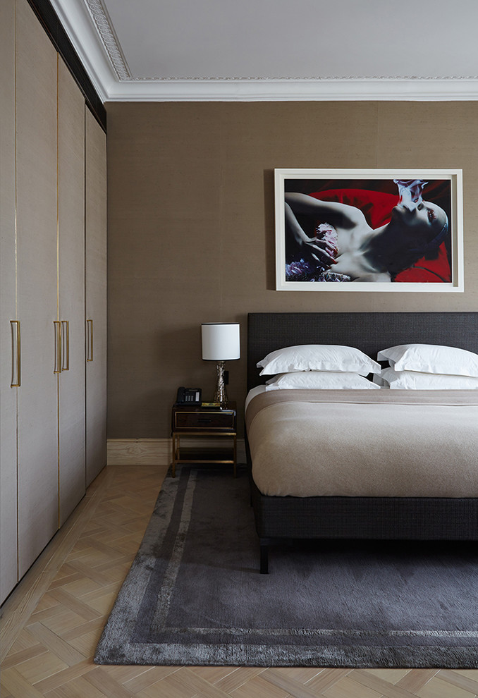 Großes Modernes Hauptschlafzimmer mit brauner Wandfarbe, hellem Holzboden und beigem Boden in London
