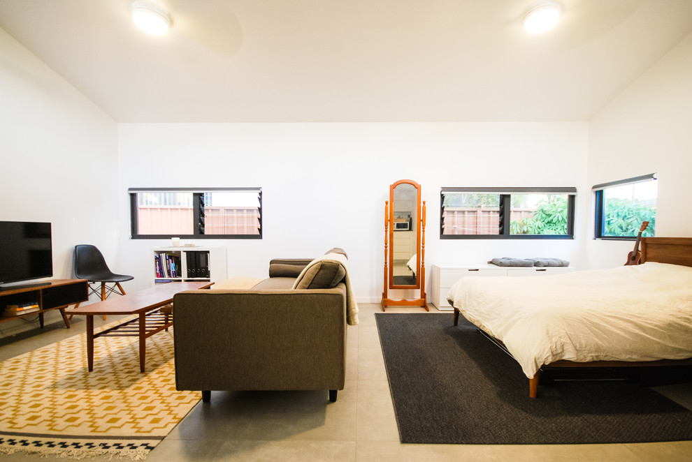 Idéer för små funkis gästrum, med vita väggar, klinkergolv i keramik och grått golv