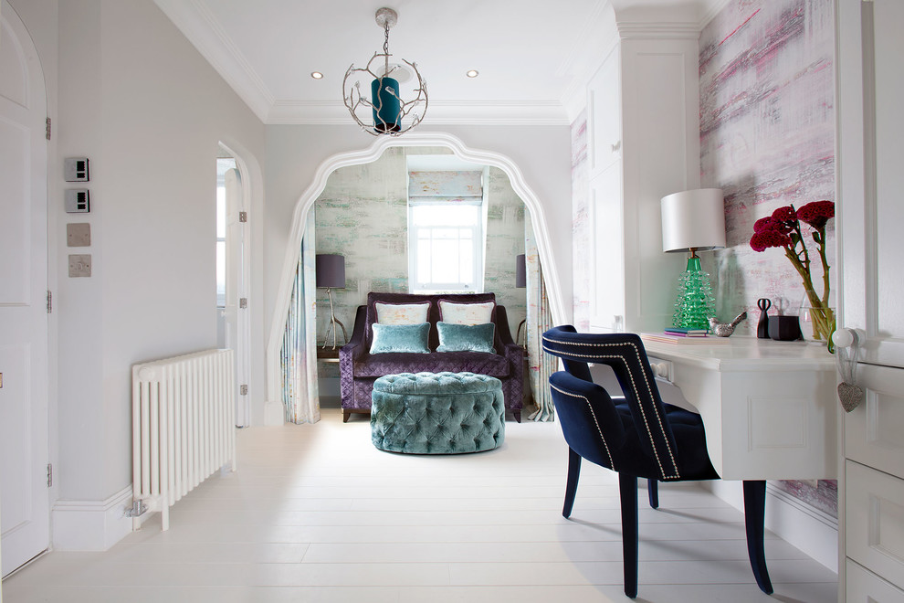 Стильный дизайн: большая спальня в стиле неоклассика (современная классика) с серыми стенами и деревянным полом - последний тренд