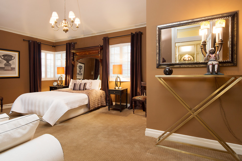 Свежая идея для дизайна: большая хозяйская спальня в викторианском стиле с коричневыми стенами и ковровым покрытием без камина - отличное фото интерьера