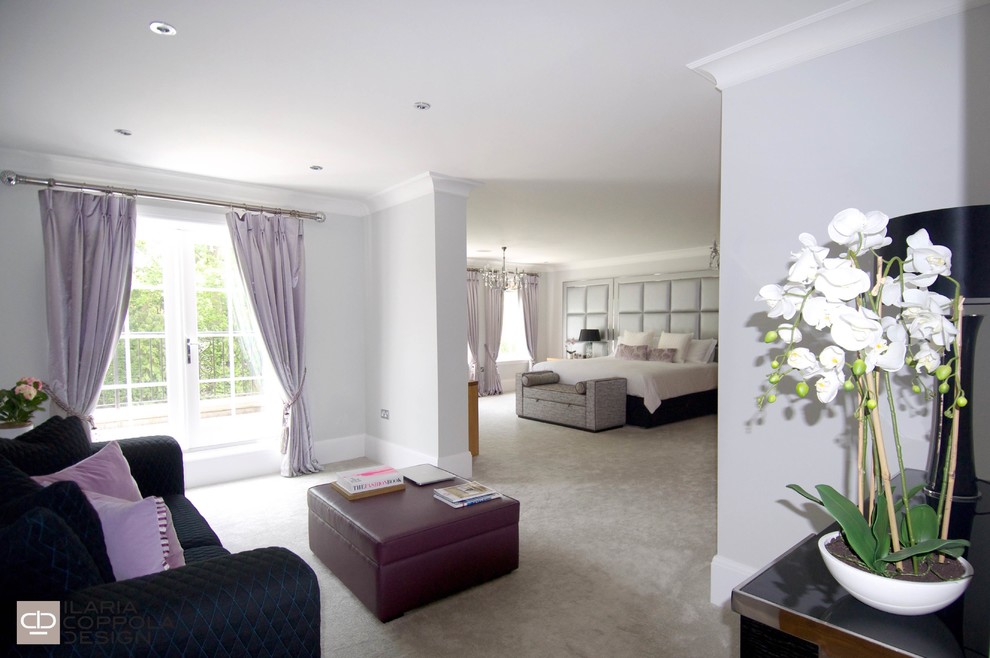 Идея дизайна: большая хозяйская спальня в современном стиле с серыми стенами и ковровым покрытием