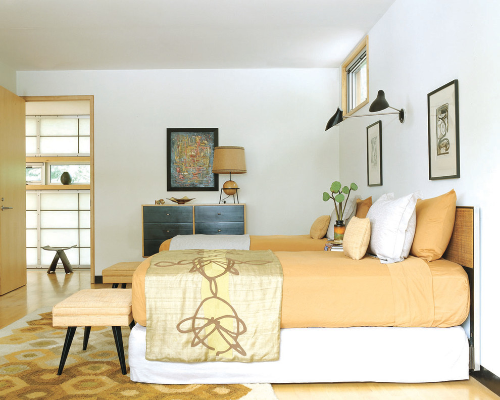 Diseño de dormitorio actual con paredes blancas, suelo de madera clara y suelo beige
