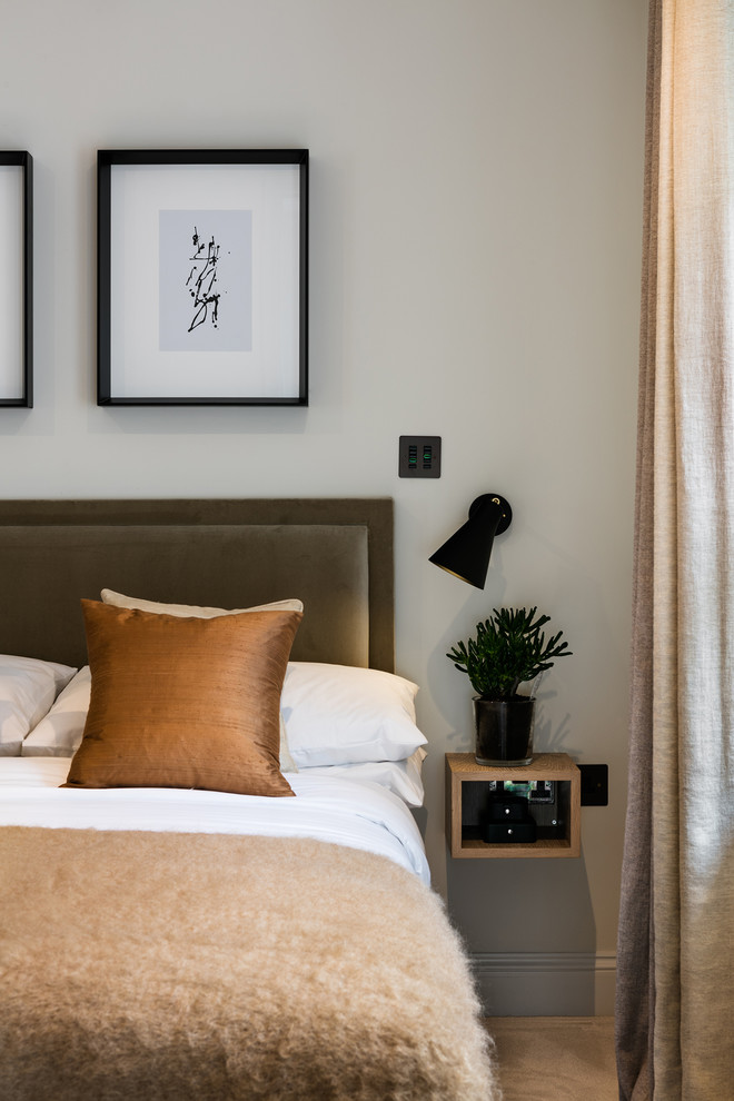 ロンドンにある広いミッドセンチュリースタイルのおしゃれな客用寝室 (グレーの壁、淡色無垢フローリング、茶色い床) のレイアウト