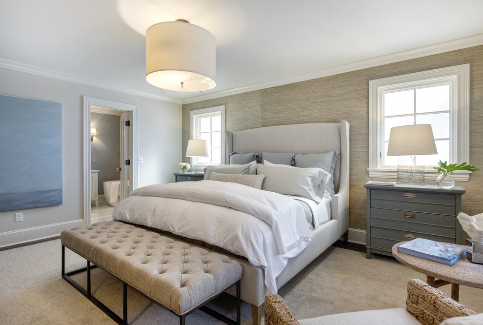 Ejemplo de dormitorio principal clásico renovado de tamaño medio sin chimenea con paredes marrones y moqueta