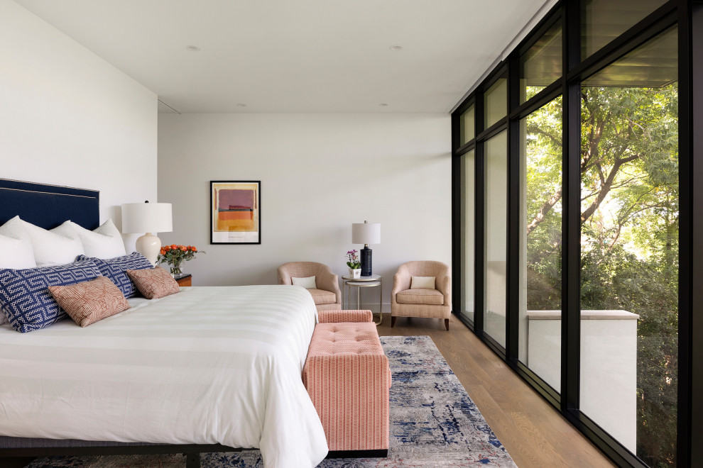 Стильный дизайн: большая хозяйская спальня в современном стиле с белыми стенами, паркетным полом среднего тона и коричневым полом - последний тренд