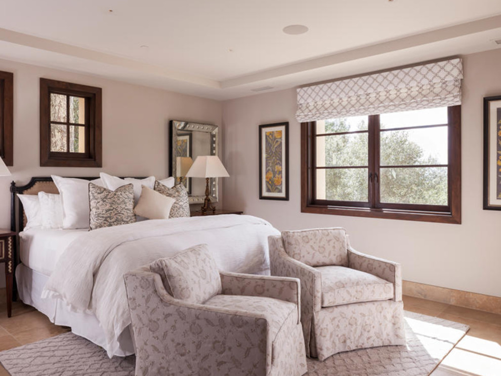 サンフランシスコにある中くらいなトラディショナルスタイルのおしゃれな客用寝室 (白い壁、ライムストーンの床、暖炉なし、ベージュの床)