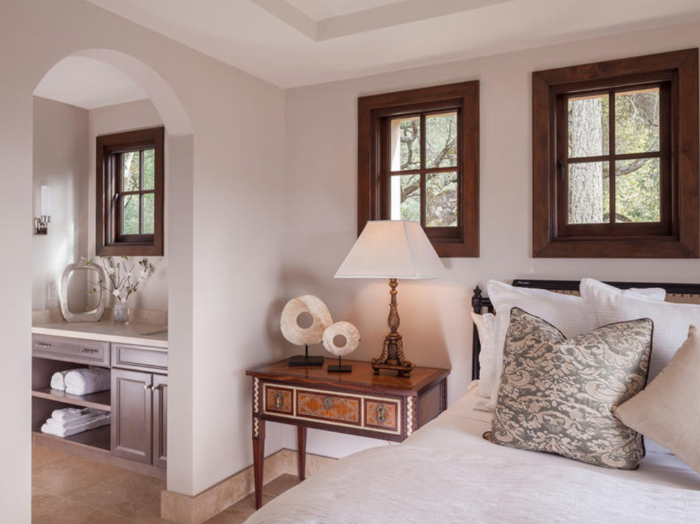 Foto de habitación de invitados tradicional de tamaño medio sin chimenea con paredes blancas, suelo de piedra caliza y suelo beige