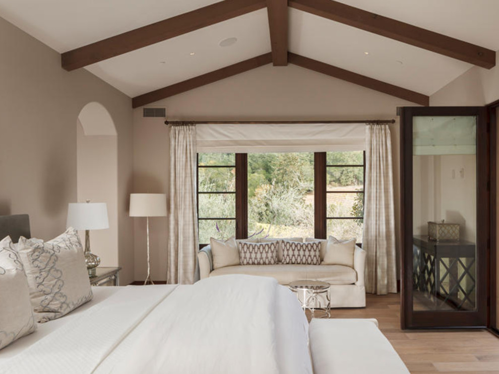 На фото: хозяйская спальня среднего размера в современном стиле с бежевыми стенами, паркетным полом среднего тона и коричневым полом без камина