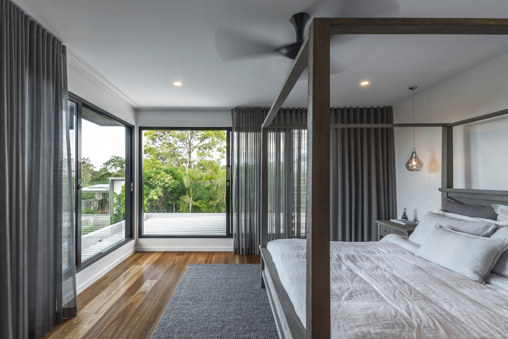 Modernes Hauptschlafzimmer mit weißer Wandfarbe und braunem Holzboden