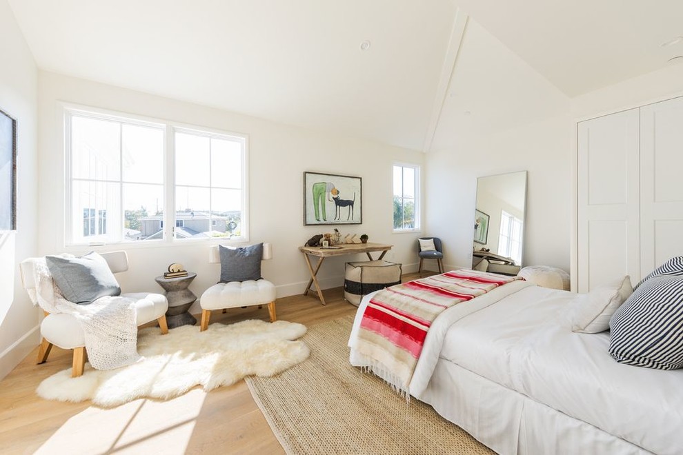 Cette image montre une chambre d'amis rustique avec un mur blanc, parquet clair et un sol beige.