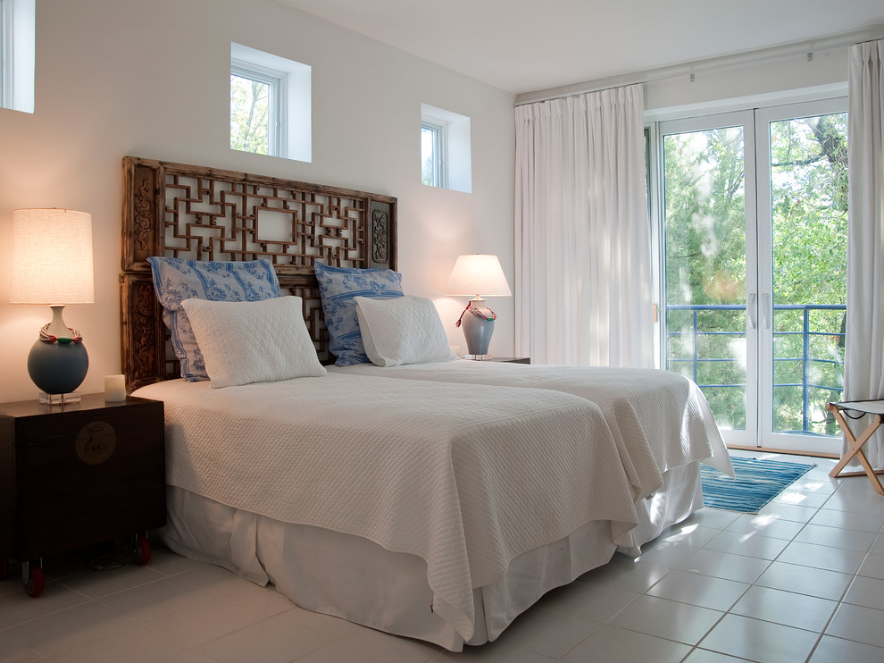Свежая идея для дизайна: гостевая спальня (комната для гостей) в стиле фьюжн с белыми стенами - отличное фото интерьера
