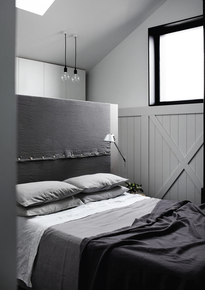 Idee per una piccola camera da letto design con pareti grigie