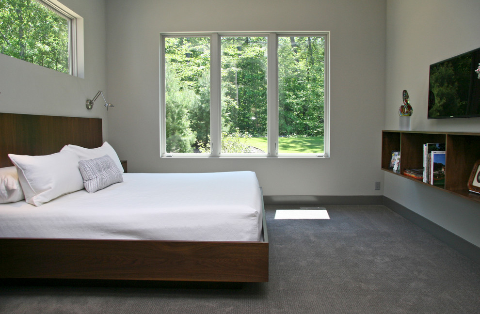 На фото: большая хозяйская спальня в современном стиле с серыми стенами и ковровым покрытием