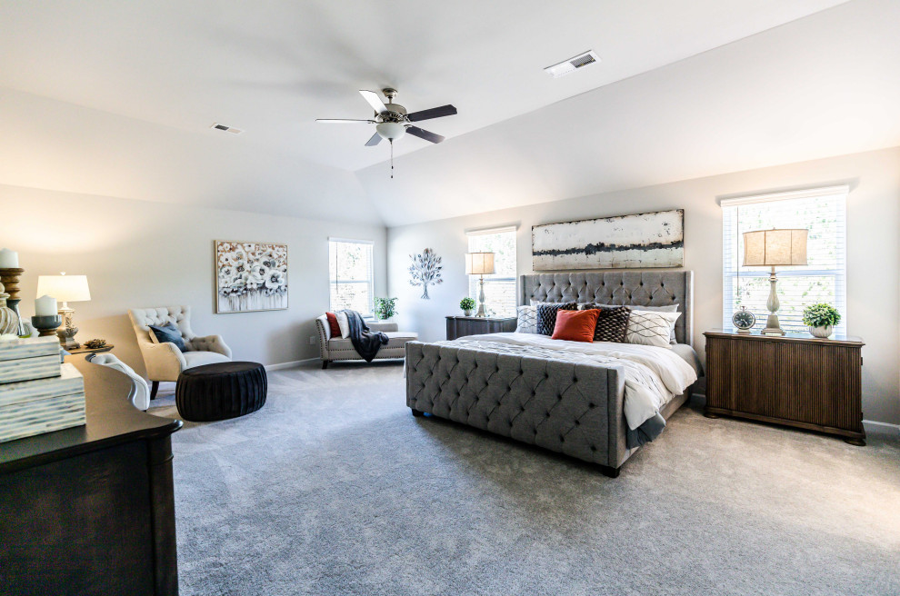 Ejemplo de dormitorio principal de estilo americano de tamaño medio sin chimenea con paredes beige, moqueta y suelo gris