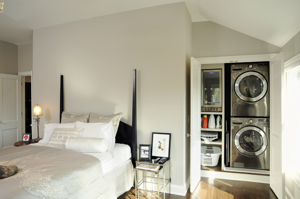 Стильный дизайн: гостевая спальня среднего размера, (комната для гостей) в современном стиле с серыми стенами и паркетным полом среднего тона без камина - последний тренд