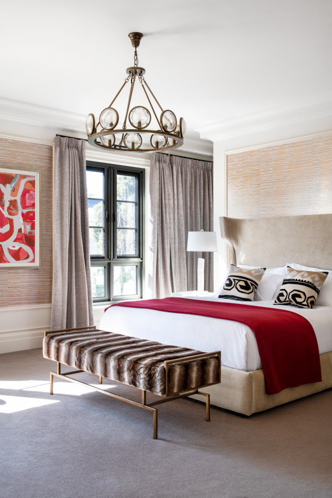 Klassisches Schlafzimmer mit beiger Wandfarbe, Teppichboden, grauem Boden, Wandpaneelen und Tapetenwänden in Melbourne