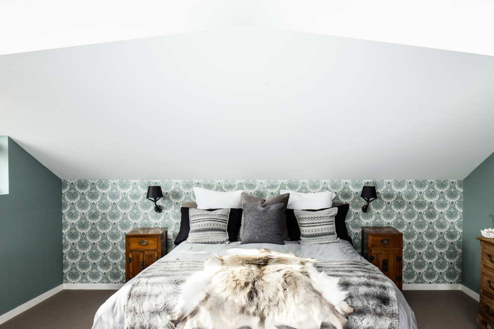 Стильный дизайн: гостевая спальня (комната для гостей) в скандинавском стиле с зелеными стенами - последний тренд