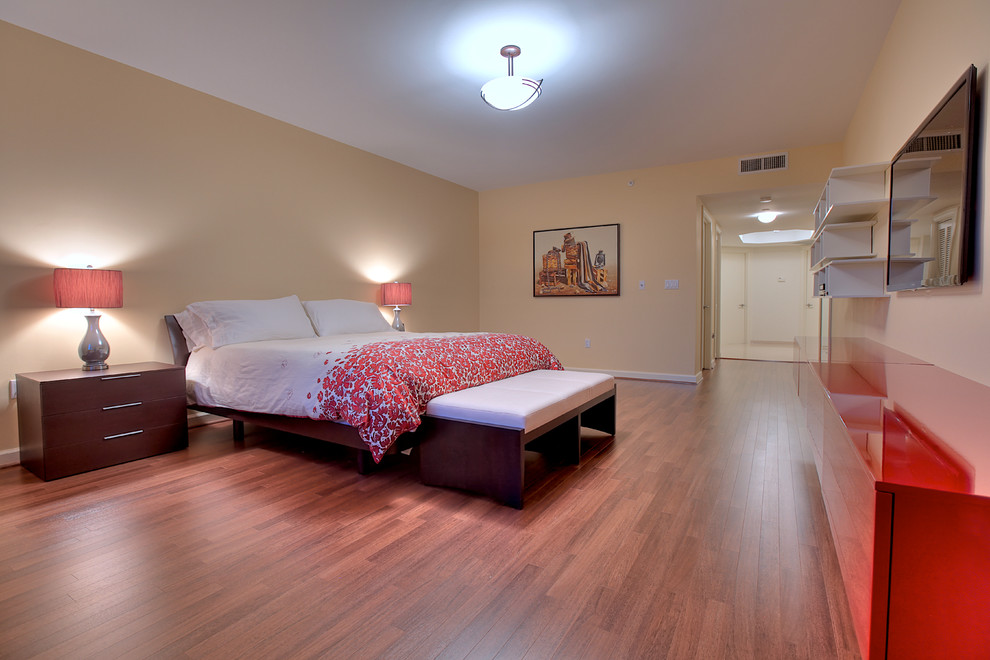 Foto de dormitorio principal bohemio de tamaño medio sin chimenea con paredes amarillas y suelo de madera en tonos medios