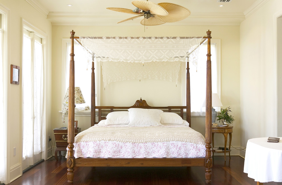 Ispirazione per una camera da letto chic con pareti beige e pavimento in legno massello medio