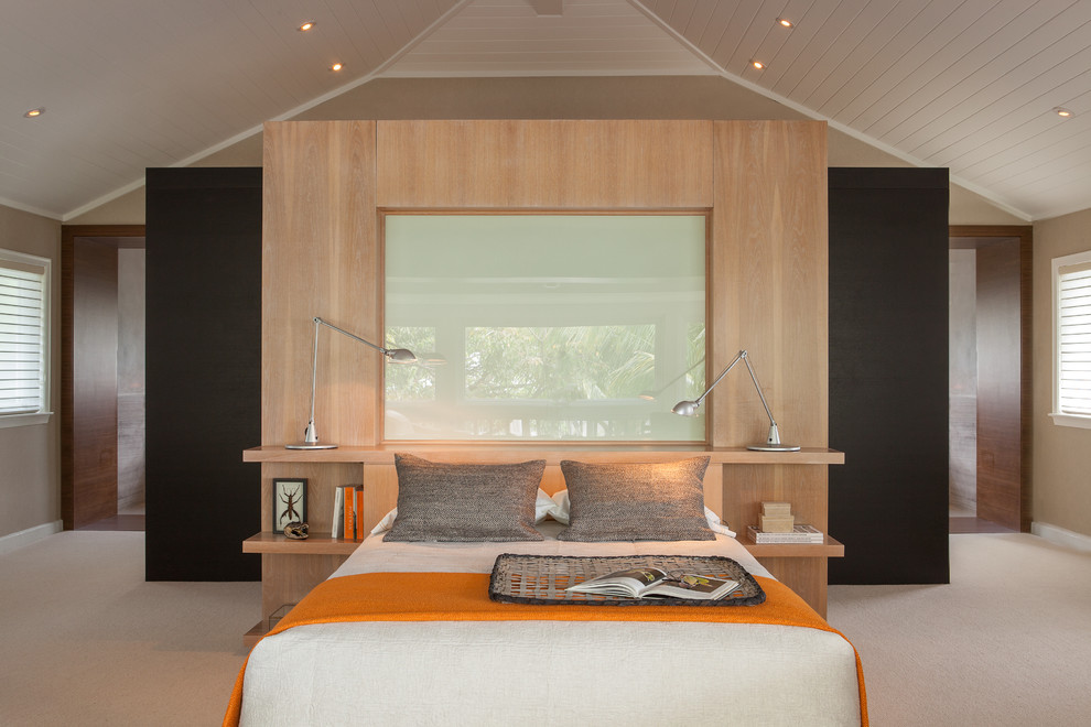 Идея дизайна: спальня в современном стиле с бежевыми стенами и ковровым покрытием