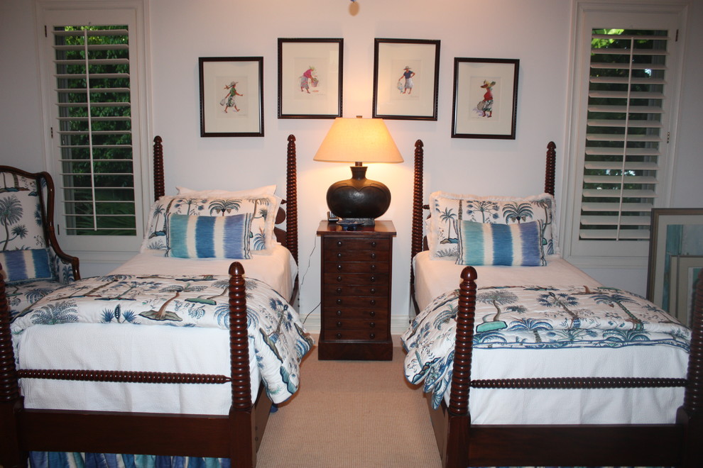 Ejemplo de habitación de invitados exótica de tamaño medio con paredes beige y moqueta
