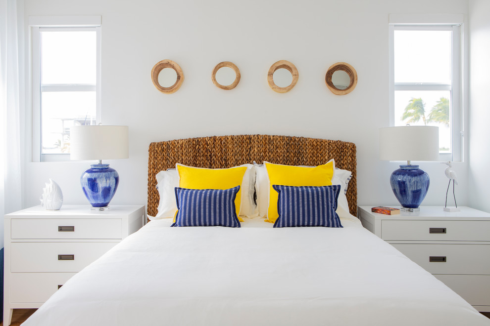 マイアミにある広いビーチスタイルのおしゃれな主寝室 (白い壁、淡色無垢フローリング、暖炉なし、オレンジの床) のレイアウト