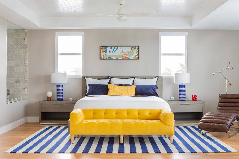 Großes Maritimes Hauptschlafzimmer ohne Kamin mit weißer Wandfarbe, hellem Holzboden und orangem Boden in Miami