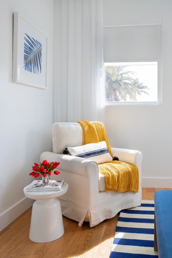 マイアミにある広いビーチスタイルのおしゃれな主寝室 (白い壁、淡色無垢フローリング、暖炉なし、オレンジの床)