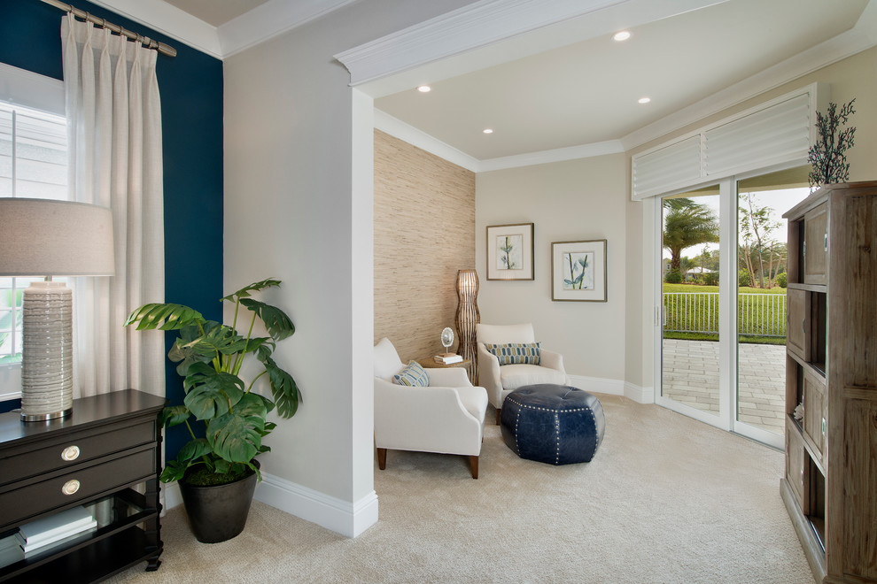マイアミにある広いトロピカルスタイルのおしゃれな主寝室 (青い壁、カーペット敷き、ベージュの床) のレイアウト
