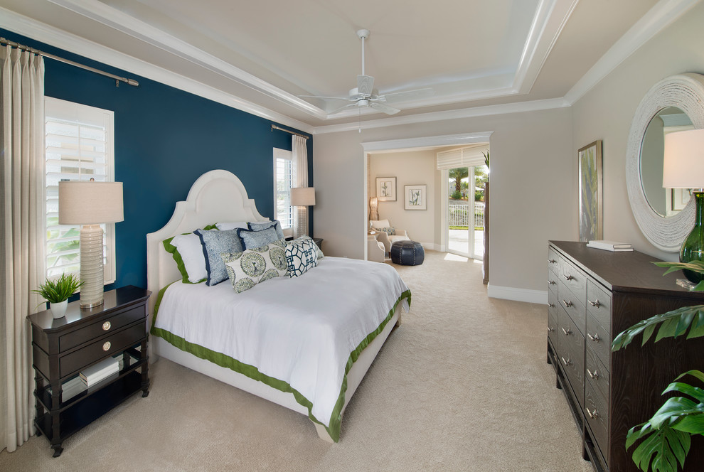 Idee per una grande camera matrimoniale tropicale con pareti blu, moquette e pavimento beige