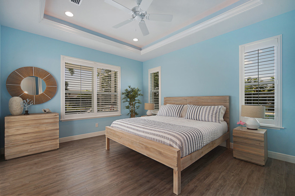 На фото: гостевая спальня среднего размера, (комната для гостей) в морском стиле с синими стенами и полом из винила с