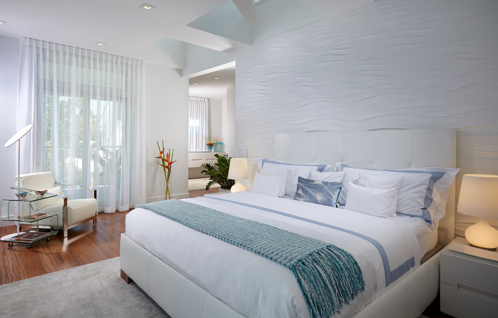 Ejemplo de dormitorio principal contemporáneo de tamaño medio con paredes blancas y suelo de madera en tonos medios