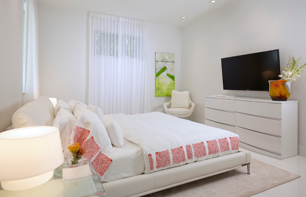 Свежая идея для дизайна: гостевая спальня среднего размера, (комната для гостей) в современном стиле с белыми стенами и мраморным полом - отличное фото интерьера