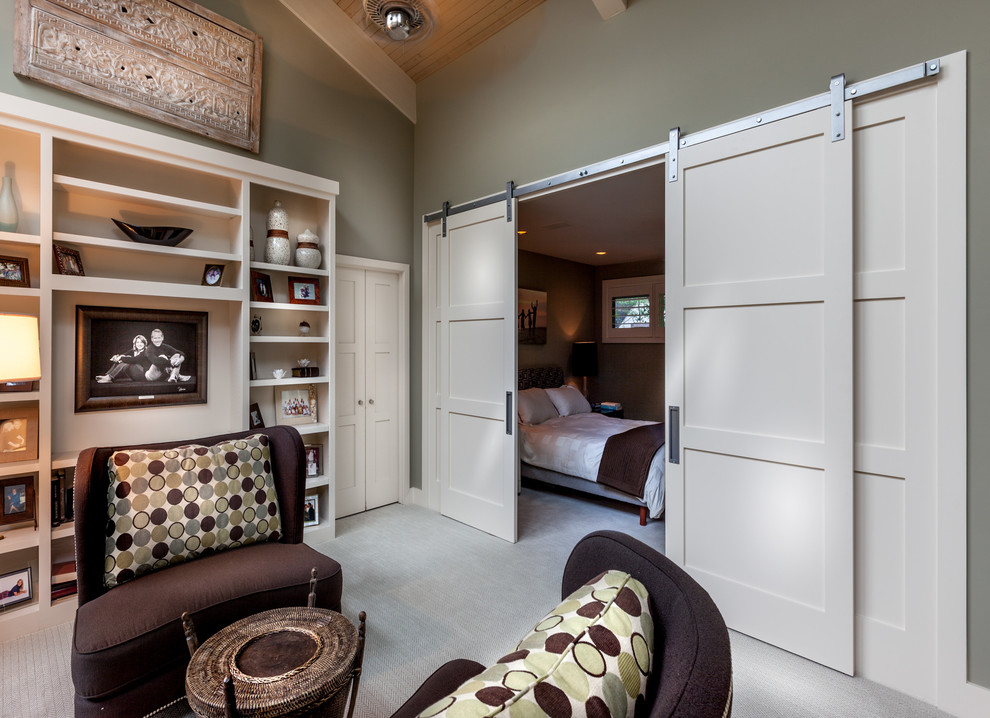 Источник вдохновения для домашнего уюта: большая хозяйская спальня в стиле ретро с зелеными стенами, ковровым покрытием и белым полом без камина