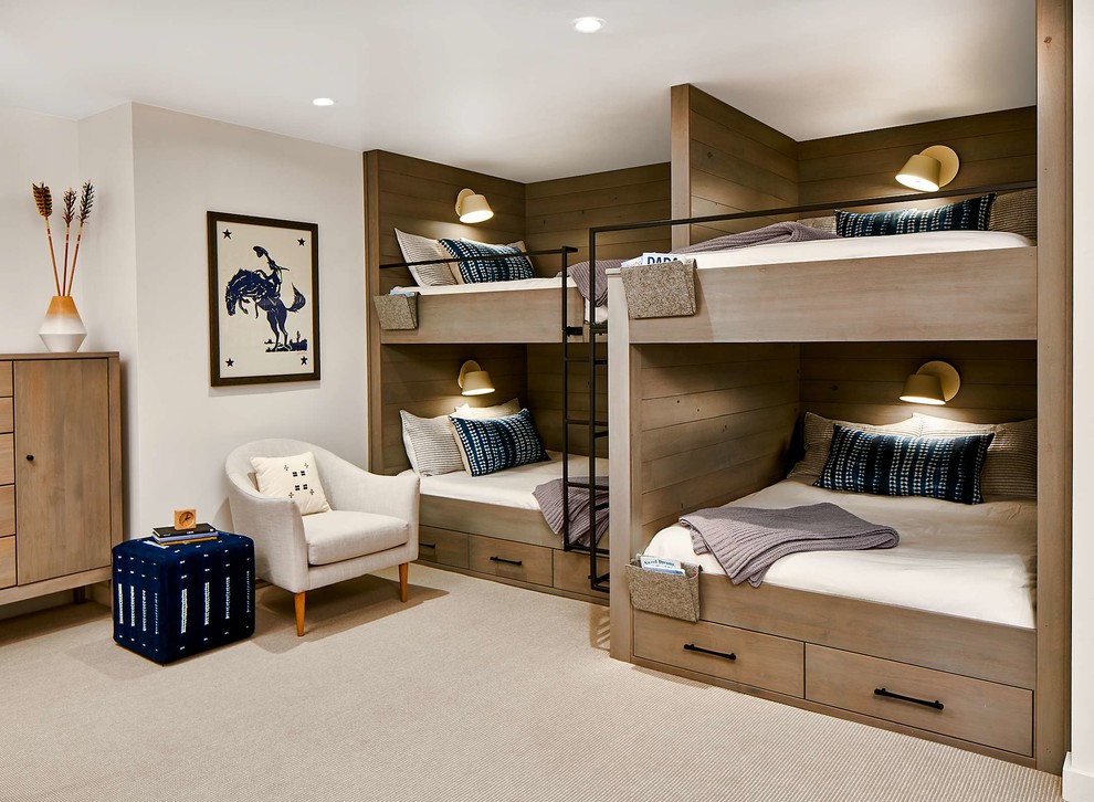 Свежая идея для дизайна: спальня в стиле рустика с белыми стенами, ковровым покрытием и серым полом - отличное фото интерьера