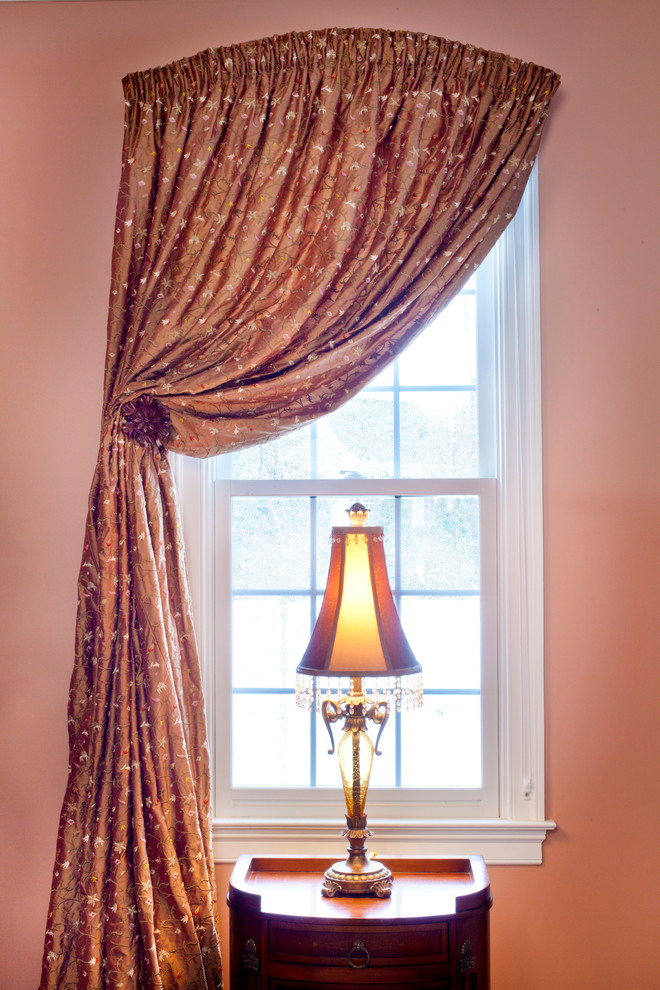 Пример оригинального дизайна: большая хозяйская спальня в классическом стиле с розовыми стенами, ковровым покрытием и белым полом без камина