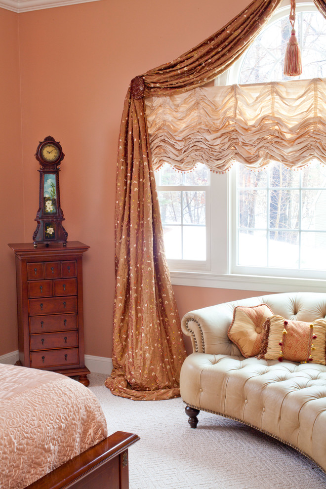На фото: большая хозяйская спальня в классическом стиле с розовыми стенами, ковровым покрытием и белым полом без камина