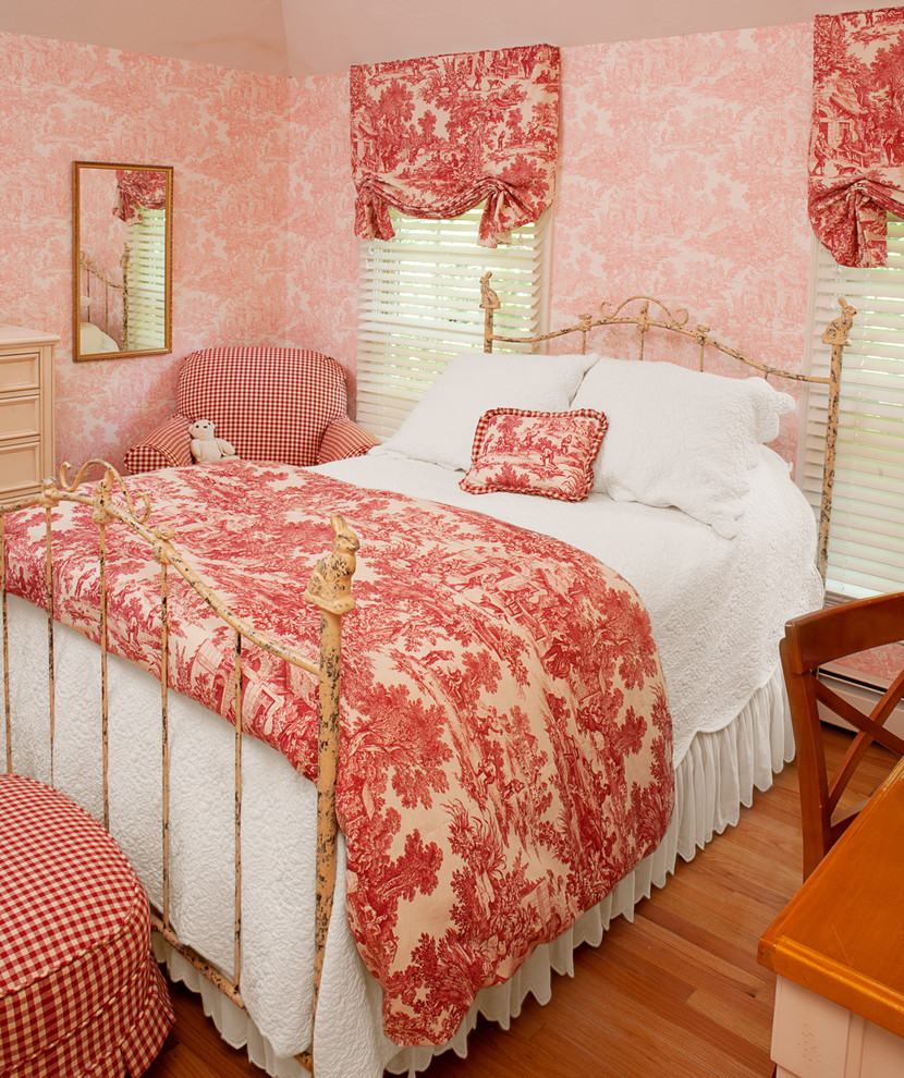 Aménagement d'une chambre classique de taille moyenne avec un mur rose, parquet clair et aucune cheminée.