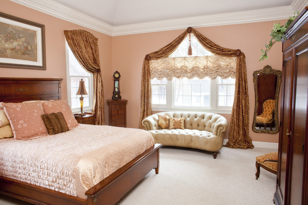 Aménagement d'une grande chambre classique avec un mur rose, aucune cheminée et un sol blanc.