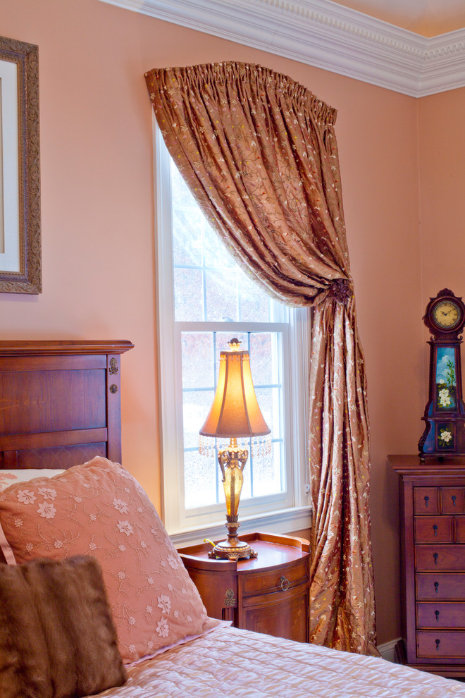 Идея дизайна: большая хозяйская спальня в классическом стиле с розовыми стенами, ковровым покрытием и белым полом без камина