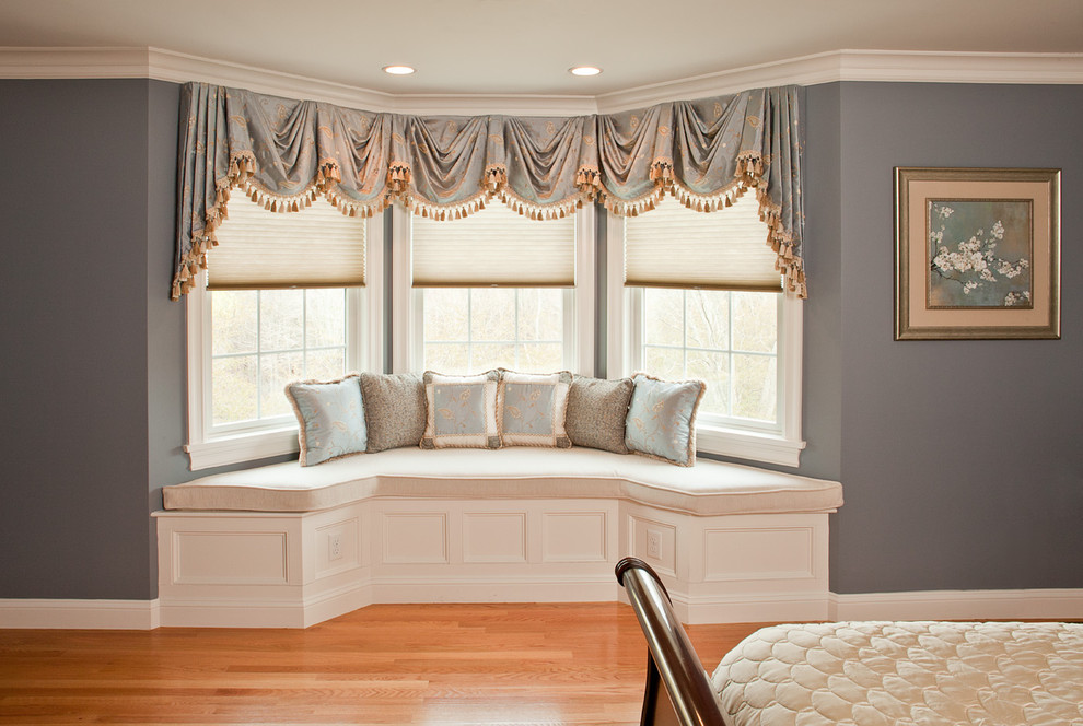 Ispirazione per una camera da letto tradizionale di medie dimensioni con pareti blu, parquet chiaro e nessun camino