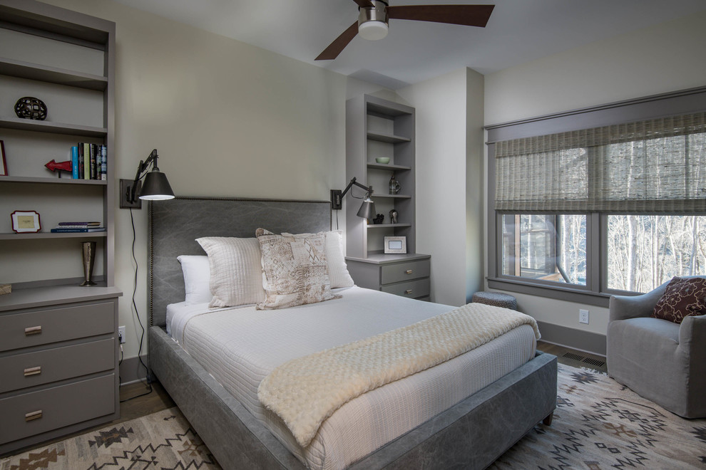 Imagen de habitación de invitados de estilo americano de tamaño medio con paredes beige, suelo de madera en tonos medios y suelo marrón