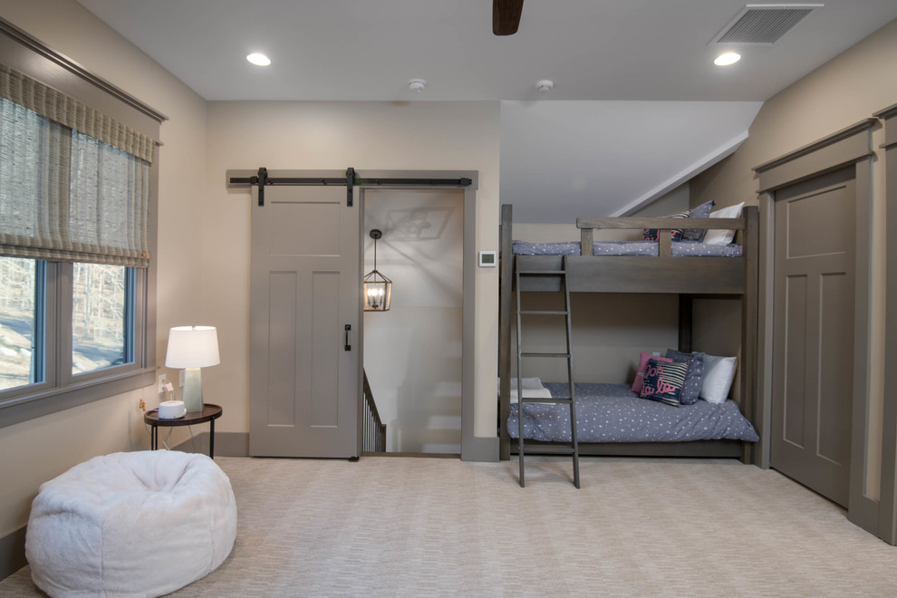 На фото: гостевая спальня среднего размера, (комната для гостей) в стиле кантри с бежевыми стенами, ковровым покрытием и бежевым полом