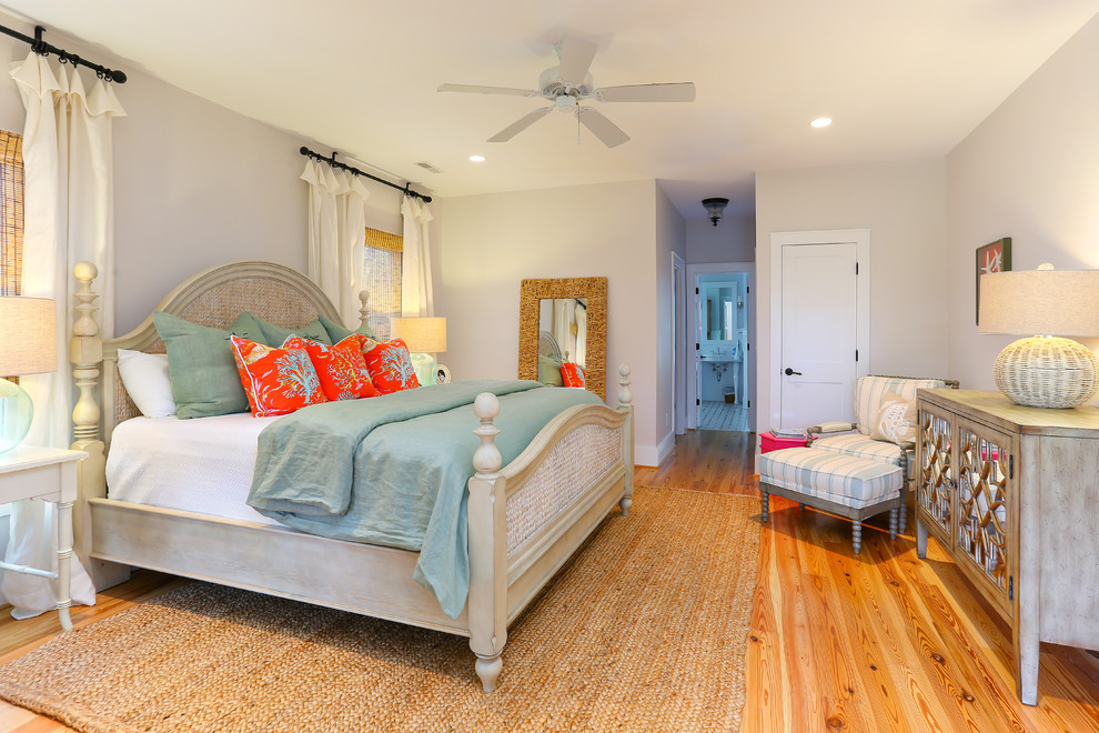 Foto di una camera da letto stile marino con pareti grigie, pavimento in legno massello medio e pavimento arancione