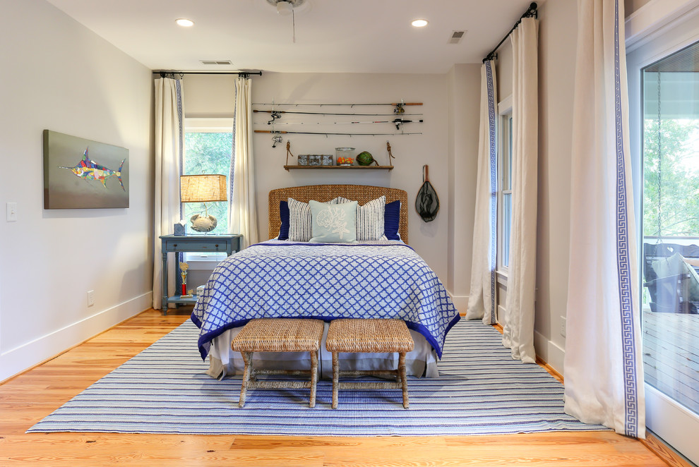 Modelo de dormitorio marinero con paredes grises y suelo de madera clara